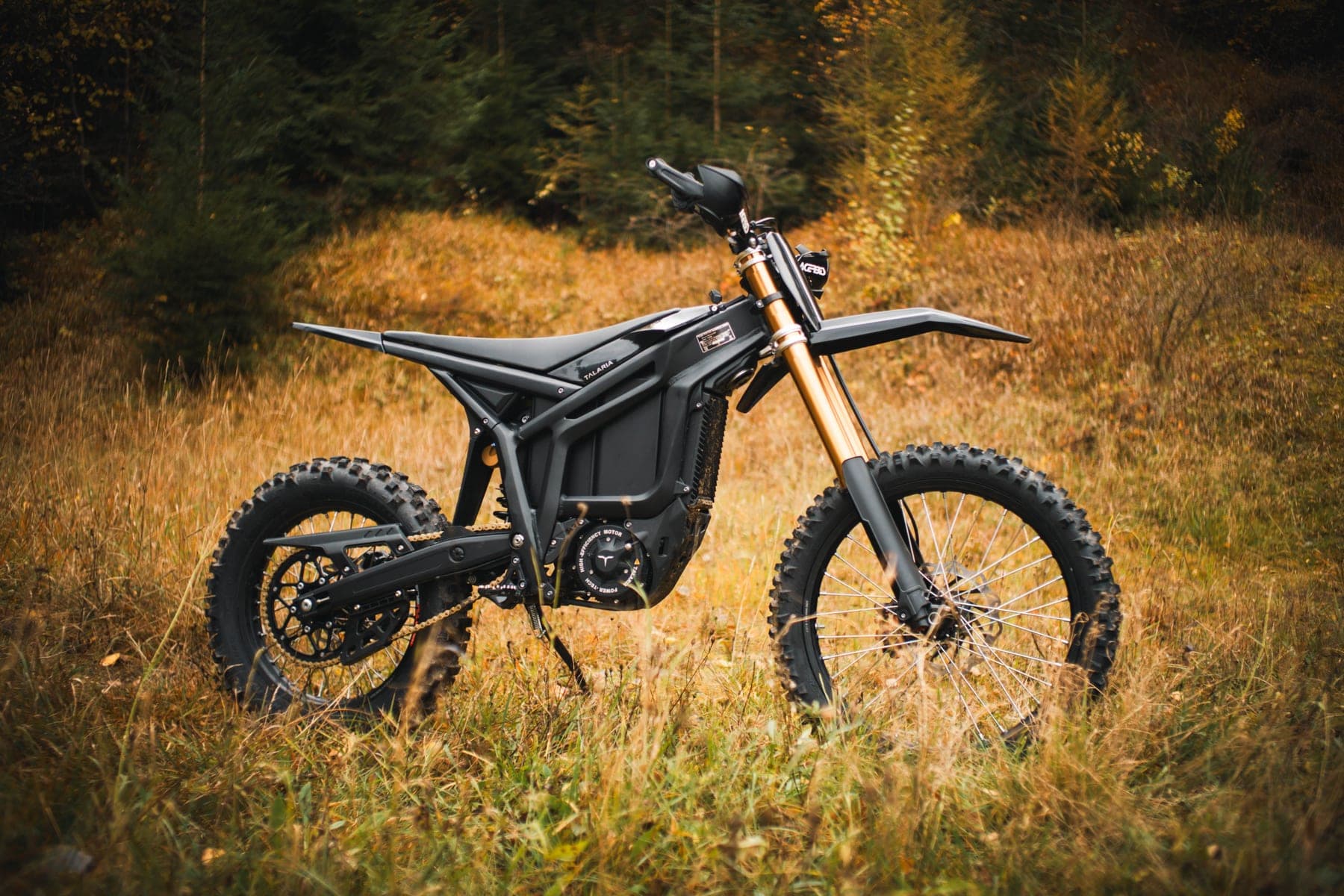 Elektro enduro Talaria Komodo od moto230 v terénu